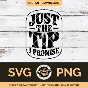 Può includere: Design digitale in bianco e nero con il testo "JUST THE TIP I PROMISE" in un carattere in grassetto. Il design include una grafica a proiettile e le parole "SVG" e "PNG". Il design è di Sunbeam Press.