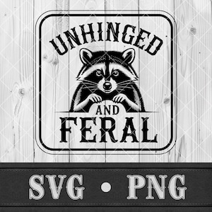 Könnte beinhalten: Schwarz-weiße Grafik mit einem Waschbären und den Worten "UNHINGED" darüber und "AND FERAL" darunter. Das Design befindet sich auf einem Holzgrund mit schwarzem Rahmen. Der untere Teil des Bildes zeigt "SVG • PNG".