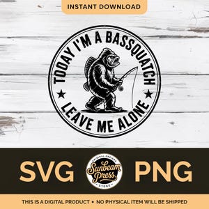 Op de afbeelding: Zwart-wit afbeelding van een Bigfoot-achtig wezen dat aan het vissen is, met de tekst "Today I'm a Bassquatch, Leave Me Alone". Het ontwerp bevat ook de woorden "SVG" en "PNG" en de woorden "Instant Download".