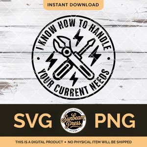 Può includere: Grafica in bianco e nero con il testo "I KNOW HOW TO HANDLE YOUR CURRENT NEEDS" in un design circolare. Il design include una chiave inglese, un cacciavite e fulmini. L'immagine include anche il testo "SVG" e "PNG".