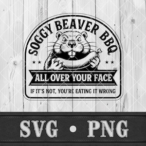 Può includere: Design grafico in bianco e nero con un castoro e il testo "Soggy Beaver BBQ" sopra e "All Over Your Face" sotto. È inclusa anche la frase "If it's not, you're eating it wrong". La parte inferiore dell'immagine presenta il testo "SVG • PNG".