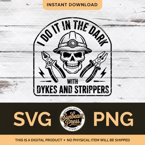 Könnte beinhalten: Schwarz-weißes Grafikdesign mit einem Totenkopf, der einen Helm mit Licht trägt, flankiert von Zangen und Blitzen. Der Text lautet "I DO IT IN THE DARK WITH DYKES AND STRIPPERS". Darunter stehen die Wörter "SVG" und "PNG".