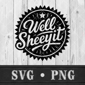 Puede incluir: Diseño gráfico en blanco y negro con la frase "Well Sheeit" en un emblema circular con una estrella y un borde puntiagudo. Debajo del diseño están las letras "SVG" y "PNG". El fondo es de vetas de madera clara.