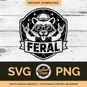 Puede incluir: Gráfico en blanco y negro de un mapache con gafas de sol y un sombrero, con la lengua fuera y las manos haciendo un gesto de rock and roll. La palabra "FERAL" se muestra en una pancarta. Incluye texto "SVG" y "PNG".