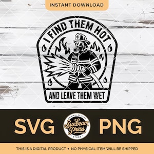 Può includere: Grafica in bianco e nero di un pompiere con la scritta "I FIND THEM HOT AND LEAVE THEM WET". Il design include fiamme e gocce d'acqua, con "SVG" e "PNG" sotto. Le parole "INSTANT DOWNLOAD" sono in alto.