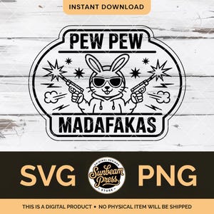 Puede incluir: Diseño digital en blanco y negro con un conejo con gafas de sol sosteniendo dos pistolas, con las palabras "PEW PEW MADAFKAS". El diseño incluye estrellas y rayos. Disponible en formatos SVG y PNG.