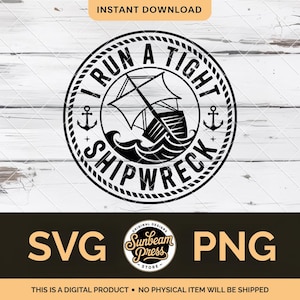 Op de afbeelding: Zwart-wit digitaal ontwerp met een schip in een schipbreuk. Het ontwerp bevat de tekst "I RUN A TIGHT SHIPWRECK" in een cirkelvormige lijst met ankers. Het ontwerp bevat ook de teksten "SVG" en "PNG".