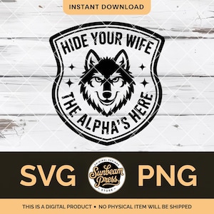 Puede incluir: Diseño digital en blanco y negro con la cabeza de un lobo dentro de un escudo. El texto dice "HIDE YOUR WIFE THE ALPHA'S HERE". Incluye etiquetas de tipo de archivo "SVG" y "PNG". El diseño es de Sunbeam Press.