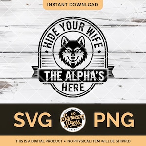 Puede incluir: Diseño digital en blanco y negro con la cabeza de un lobo dentro de un círculo. El texto dice "HIDE YOUR WIFE" y "THE ALPHA'S HERE". Incluye opciones de archivos "SVG" y "PNG". Producto digital.