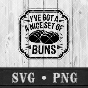 Könnte beinhalten: Schwarz-weißes Grafikdesign mit dem Text "I'VE GOT A NICE SET OF BUNS" über zwei abgebildeten Brötchen. Unter den Brötchen steht das Wort "BUNS". Das Bild enthält auch "SVG • PNG".