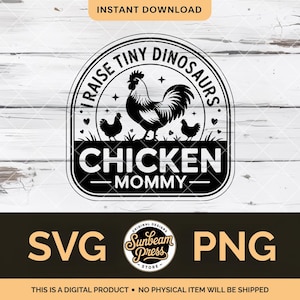 Op de afbeelding: Zwart-wit digitaal ontwerp met een haan en drie kuikens, met de tekst "I Raise Tiny Dinosaurs" en "Chicken Mommy". Bevat SVG- en PNG-bestandsformaten. Het ontwerp is van Sunbeam Press Store.