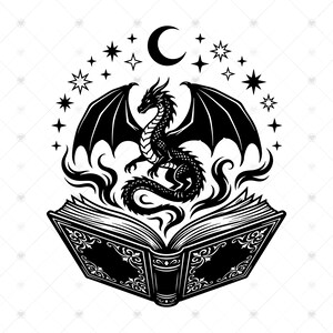 Könnte beinhalten: Eine schwarz-weiße grafische Illustration eines aufgeschlagenen Buches mit verzierten Einbanddetails. Ein Drache mit ausgebreiteten Flügeln steigt aus den Seiten empor, umgeben von wirbelndem Rauch, einer Mondsichel und Sternen.