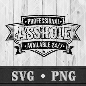 Op de afbeelding: Zwart-wit grafisch ontwerp op een houten achtergrond. De tekst luidt "PROFESSIONAL ASSHOLE AVAILABLE 24/7" in een vet, verweerd lettertype. Onder de tekst staan de letters "SVG • PNG".