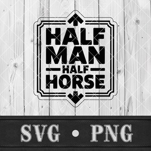 Può includere: Grafica in bianco e nero con la scritta "HALF MAN HALF HORSE" all'interno di una cornice decorativa. Il design include frecce ed è ambientato su uno sfondo di legno chiaro. Sotto, le lettere "SVG" e "PNG".