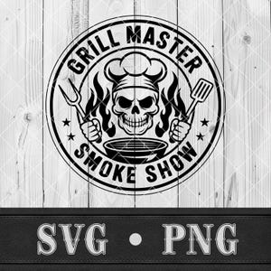Könnte beinhalten: Schwarz-weiße Grafik eines Schädels mit Kochmütze, der eine Gabel und einen Pfannenwender hält, mit Flammen und den Worten "Grill Master Smoke Show" in einem kreisförmigen Design. Darunter steht "SVG • PNG".