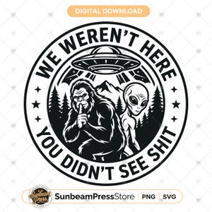 Könnte beinhalten: Ein kreisförmiges schwarz-weißes Grafikdesign, das einen Bigfoot zeigt, der seinen Finger in einer Schweigegeste an die Lippen hält, neben einem Alien. Darüber befinden sich ein UFO und Berge sowie der Text WE WEREN'T HERE und YOU DIDN'T SEE SHIT.
