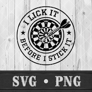 Może przedstawiać: Czarno-biała grafika przedstawiająca tarczę do darta z rzutką. Tekst wokół tarczy brzmi "I LICK IT BEFORE I STICK IT". Poniżej tarczy znajdują się litery "SVG" i "PNG".