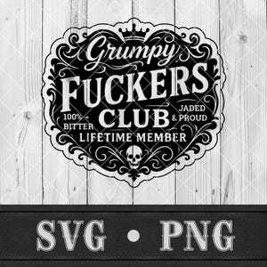 Könnte beinhalten: Schwarz-weißes Grafikdesign mit dem Text "Grumpy Fuckers Club" in einem dekorativen Rahmen, einschließlich der Wörter "100% Bitter" und "Jaded & Proud". Unten befindet sich ein Totenkopf. Die Wörter "SVG • PNG" stehen unten.