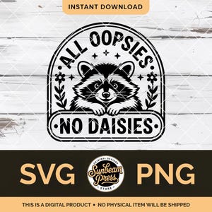Pode incluir: Design digital em preto e branco com um guaxinim e o texto "ALL OOPSIES NO DAISIES". O design inclui detalhes florais e está disponível nos formatos SVG e PNG. É um download digital.