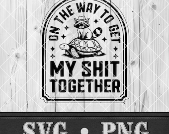 Sulla strada per rimettere insieme la mia merda SVG PNG, design divertente di toppa tartaruga procione, logo distintivo sarcastico, taglio laser Cricut Glowforge xTool