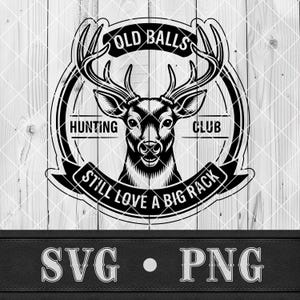 Può includere: Grafica in bianco e nero di una testa di cervo con grandi corna, circondata dal testo "OLD BALLS HUNTING CLUB STILL LOVE A BIG RACK". Sotto l'immagine ci sono le lettere "SVG" e "PNG".