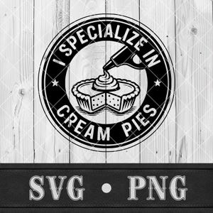 Puede incluir: Gráfico en blanco y negro con el texto "I Specialize in Cream Pies" en un diseño circular. Una tarta se decora con crema de una botella. La parte inferior de la imagen tiene el texto "SVG • PNG".
