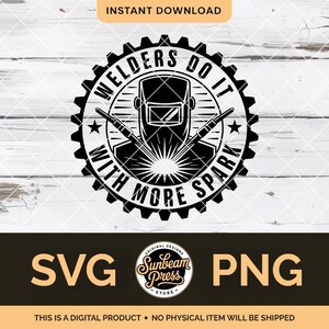 Può includere: Design grafico in bianco e nero con una maschera da saldatore, strumenti di saldatura e il testo "Welders Do It With More Spark". Il design è racchiuso in un bordo a forma di ingranaggio, con i testi "SVG" e "PNG" sottostanti. Il testo "Instant Download" è in alto.