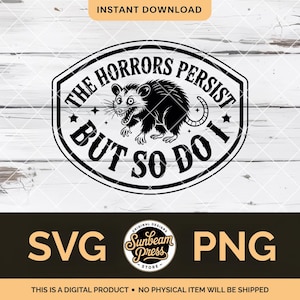 Può includere: Grafica in bianco e nero con un opossum dei cartoni animati e la scritta "THE HORRORS PERSIST BUT SO DO I". Il design ha la forma di uno scudo con stelle. Sono presenti anche le parole "SVG" e "PNG".