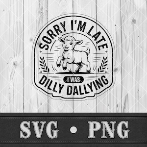Puede incluir: Diseño gráfico en blanco y negro con un cordero sonriente y el texto "SORRY I'M LATE I WAS DILLY DALLYING" en un marco circular. Incluye indicadores de tipo de archivo SVG y PNG.