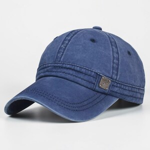 Puede incluir: Gorra de b&eacute;isbol azul con visera curva. La gorra tiene un aspecto desgastado, con costuras visibles y un peque&ntilde;o emblema met&aacute;lico en el lateral. La gorra est&aacute; hecha de un material suave y tiene un estilo cl&aacute;sico e informal.