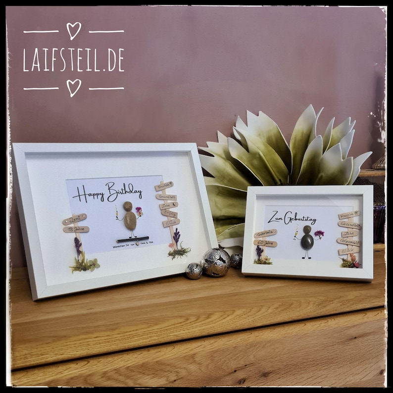links Rahmen 23x32x3cm  rechts Rahmen 15x20x3cm 🦋 wie man erkennen kann,  ist im großen Rahmen noch etwas Platz für einen extra Gruß 😍 Bedenke!  Bei dem kleinen Rahmen wird bei einem extra Gruß alles sehr mini!!