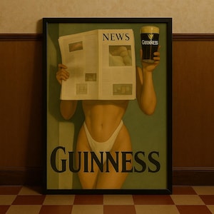 Może przedstawiać: Oprawione dzieło sztuki przedstawiające kobietę trzymającą gazetę ze słowem &bdquo;NEWS&rdquo;. Trzyma r&oacute;wnież kufel Guinnessa. Słowo &bdquo;GUINNESS&rdquo; jest wydrukowane dużymi literami na dole dzieła sztuki. Grafika jest wyświetlana na ścianie.