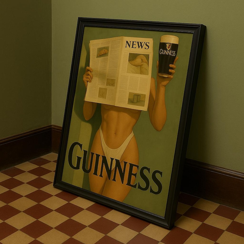 Może przedstawiać: Oprawiona reklama Guinnessa. Obraz przedstawia osobę trzymającą gazetę ze słowem &bdquo;NEWS&rdquo;. W drugiej ręce trzymany jest kufel Guinnessa. Słowo &bdquo;GUINNESS&rdquo; jest wydrukowane dużymi literami na dole obrazu.