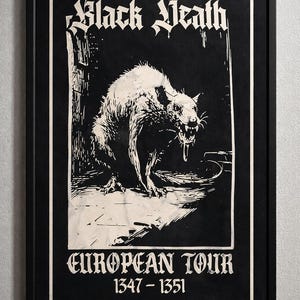 Puede incluir: Póster enmarcado en blanco y negro con el texto "Black Death" en letras góticas. La imagen presenta una rata gruñona con la boca goteando. Debajo de la rata, el texto dice "EUROPEAN TOUR 1347-1351".