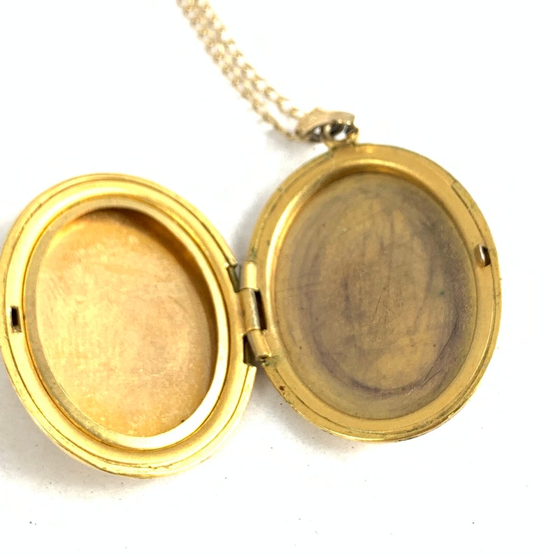 Gold Filled Oval Photo Locket, Engraved, Vintage Jewelry image 9