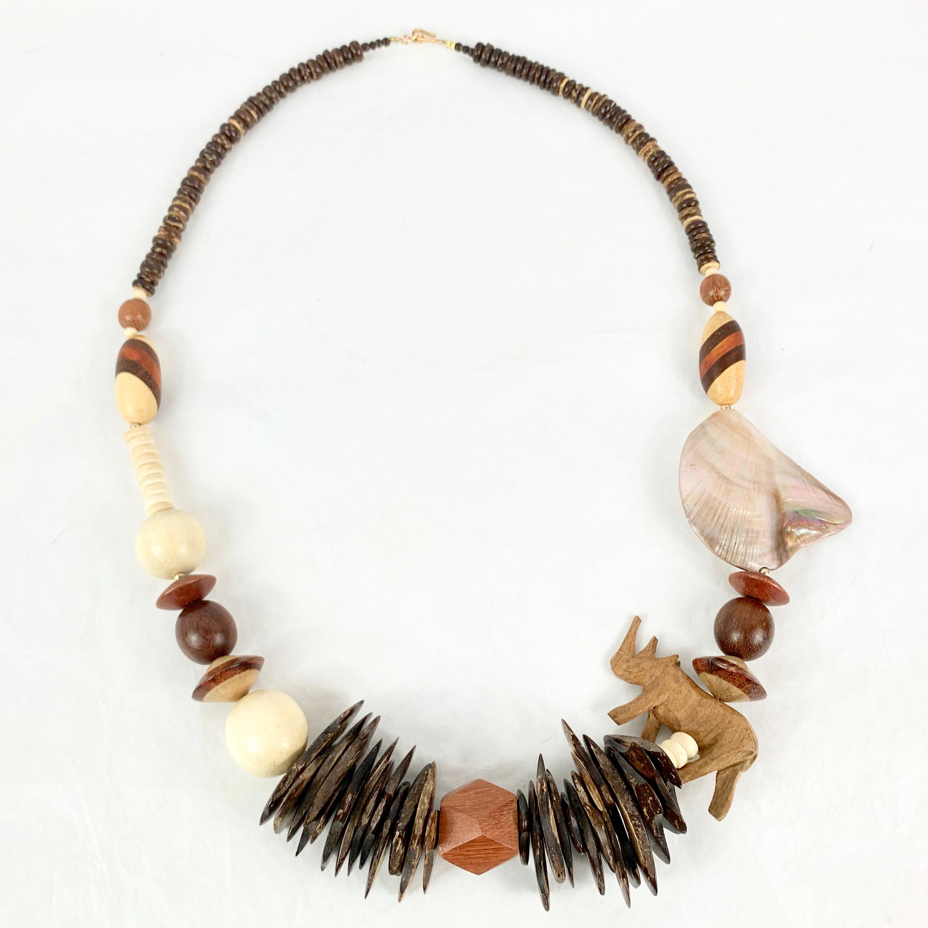 在庫処分セール テ Tribal African Funky Art Shell Iridescent and Rhino Carved ネックレス・ペンダント