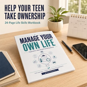 以下が含まれることがあります： 「Manage Your Own Life: Organization, Appointments & Getting Places」というタイトルの24ページのライフスキルワークブック。白い表紙には濃い青とティール色の文字、中央にクリップボードのアイコン、そして青い帯がデザインされています。