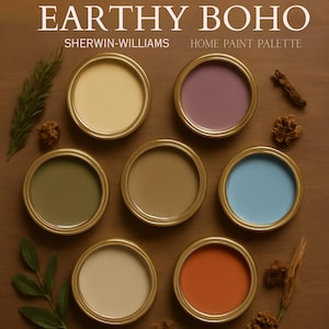 Op de afbeelding: Zeven verfpotten met gouden randen, elk gevuld met een andere kleur. De kleuren zijn geel, paars, groen, bruin, blauw, beige en oranje. De tekst "EARTHY BOHO" en "SHERWIN-WILLIAMS HOME PAINT PALETTE" staat bovenaan.