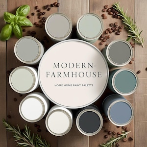 Könnte beinhalten: Eine Anordnung von Farbtöpfen in einem Kreis, die eine moderne Farbpalette im Landhausstil zeigt. Die Dosen sind weiß und enthalten verschiedene Grautöne, Grün- und Blautöne. Der Text "MODERN-FARMHOUSE HOME PAINT PALETTE" befindet sich in der Mitte. Kaffeebohnen und Kräuter umgeben die Dosen.