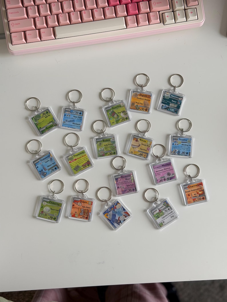 ¡Llaveros de acrílico con cartas de Pokémon! - Etsy México