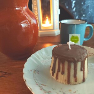 Handmade flan-shaped candle with vanilla aroma, decorative and original soy candle, sweet and unique gift