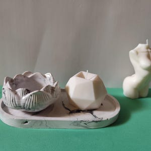 Candle in a marble-effect flower bowl. Candle with matching tray. Minimalist black and white set. Handmade candle. Decorative soy candle.