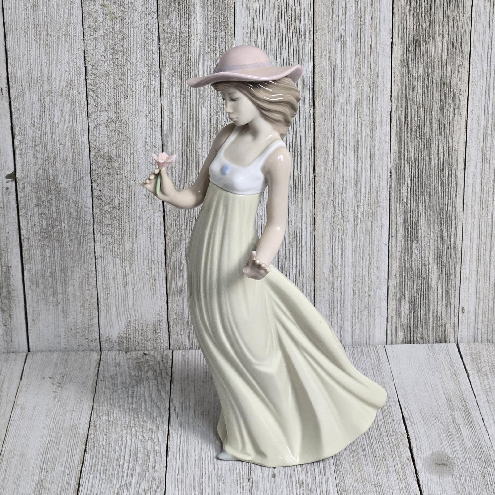 Nao Girl Flowers - Etsy