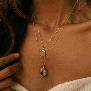 Locket Necklace with Photo, Engraved Oval Necklace, Photo Necklace in Gold, Memorial Gift, Mom Gift, Anniversary Gift, Mothers Day Gift