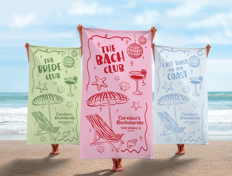 Pode incluir: Tr&ecirc;s toalhas de praia com designs tem&aacute;ticos. Uma &eacute; verde claro com o texto "The Bride Club", outra &eacute; rosa com "The Bach Club", e a terceira &eacute; azul claro com "Last Toast on the Coast". Cada toalha apresenta ilustra&ccedil;&otilde;es com tema de praia.
