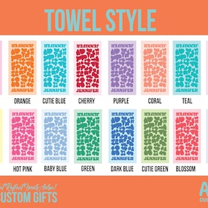 Puede incluir: Una exhibici&oacute;n de toallas personalizadas en varios colores, cada una con un estampado floral y el nombre "Jennifer". Los colores incluyen rosa beb&eacute;, naranja, azul cutie, cereza, morado, coral, verde azulado, lavanda, lim&oacute;n, rosa intenso, azul beb&eacute;, verde, azul oscuro, verde cutie, blossom y priwinkle.