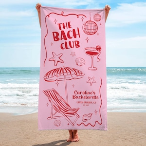 Pode incluir: Toalha de praia rosa com gr&aacute;ficos e texto vermelhos. A toalha apresenta as palavras "The Bach Club" e "Caroline's Bachelorette, Santa Barbara, CA". As ilustra&ccedil;&otilde;es incluem uma bola de discoteca, um cocktail, uma estrela do mar e um guarda-sol.