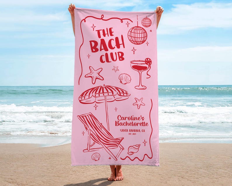 Pode incluir: Toalha de praia rosa com gr&aacute;ficos e texto vermelhos. A toalha apresenta as palavras "The Bach Club" e "Caroline's Bachelorette Santa Barbara, CA". As ilustra&ccedil;&otilde;es incluem uma bola de discoteca, um cocktail, uma estrela do mar e um guarda-sol.