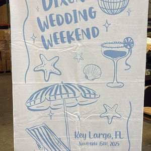 Pode incluir: Toalha de praia branca com ilustra&ccedil;&otilde;es azuis de uma bola de discoteca, margarita, estrelas do mar, conchas, guarda-sol e cadeira de praia. O texto diz "DIXON WEDDING WEEKEND" e "Key Largo, FL November 15th, 2025."