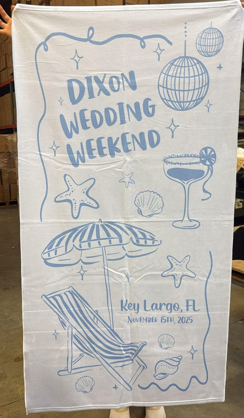 Pode incluir: Toalha de praia branca com ilustra&ccedil;&otilde;es azuis de uma bola de discoteca, margarita, estrelas do mar, conchas, guarda-sol e cadeira de praia. O texto diz "DIXON WEDDING WEEKEND" e "Key Largo, FL November 15th, 2025."